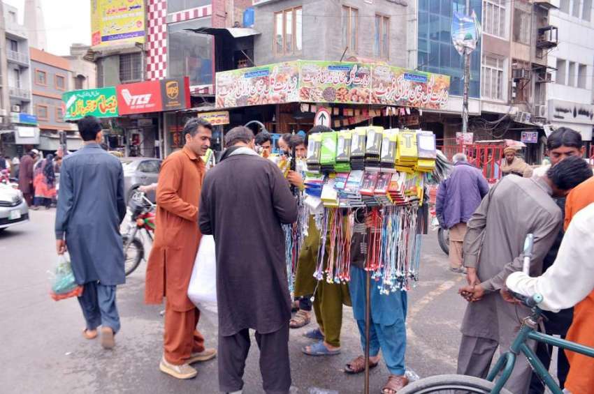 فیصل آباد: دکاندار سڑک کنارے موبائل اسیسریز فروخت کررہا ..