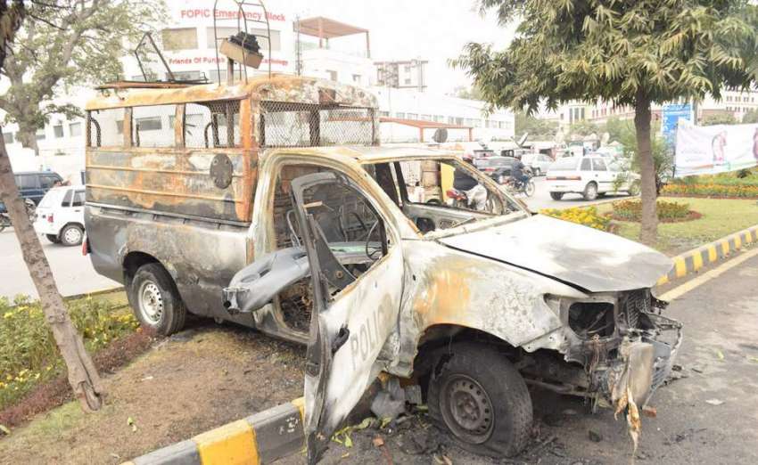 لاہور: وکلاء کی جانب سے احتجاج کے دوران جلائی گئی پولیس کی ..