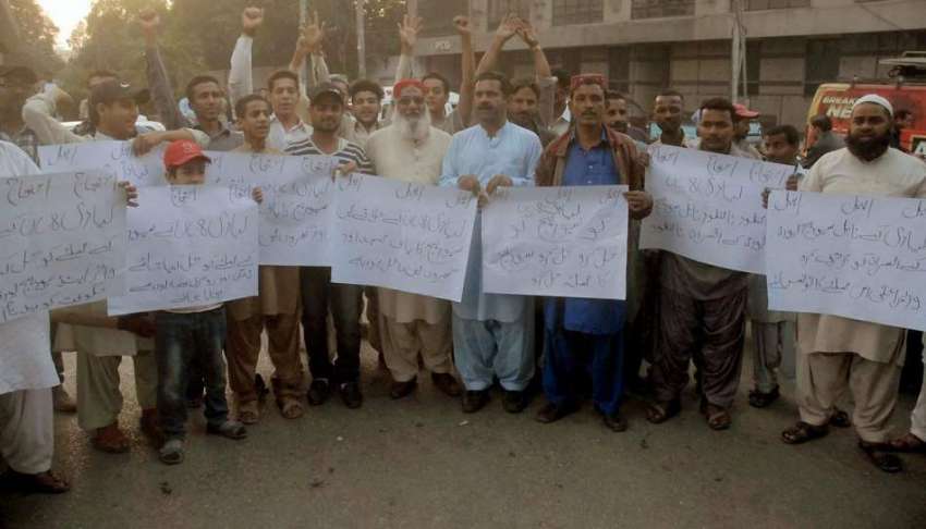 کراچی: کراچی پریس کلب کے سامنے لیاری کے رہائشی پانی کی بندش ..