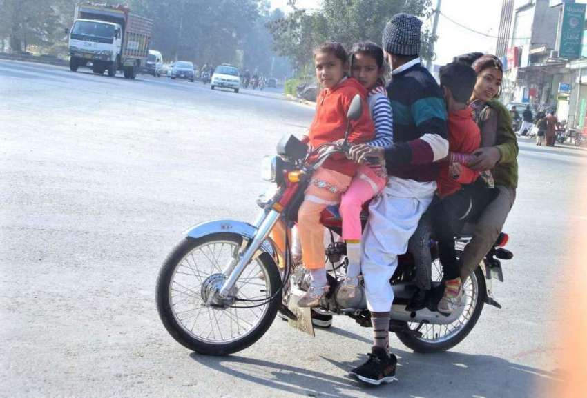 فیصل آباد: موٹر سائیکل سوار بغیر ہیلمٹ پہنے کینال روڈ سے ..