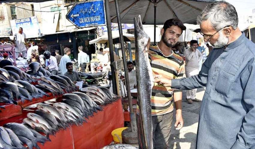 فیصل آباد: جھنگ بازار میں اپنی دکان پر صارفین کو راغب کرنے ..