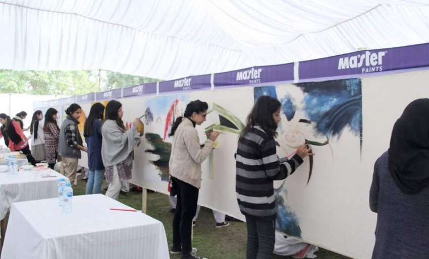 لاہور: جیلانی پارک میں ہونیوالے آرٹ مقابلے میں شریک طالبات ..