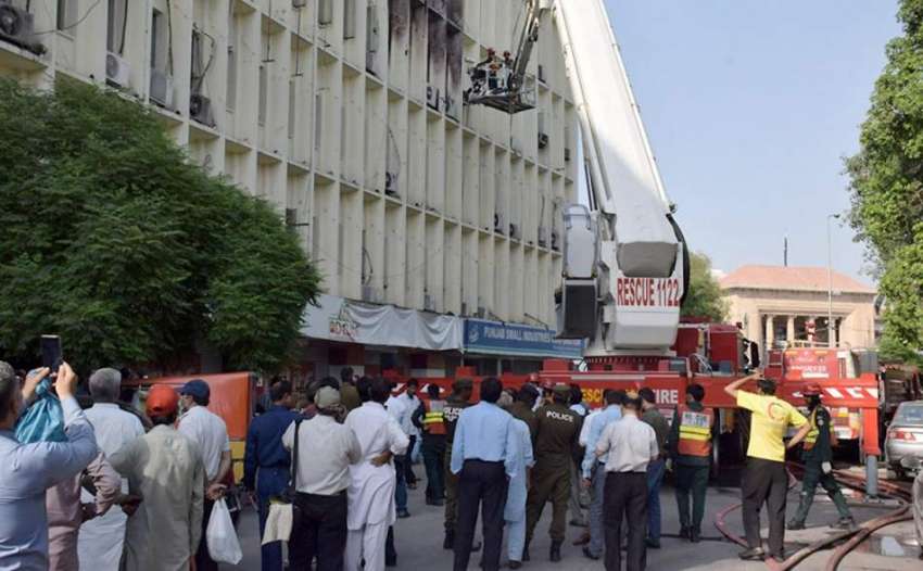 لاہور: مال روڈ پر واقع الفلاح بلڈنگ میں لگنے والی آگ کو بجھانے ..