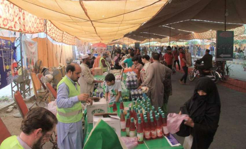 لاہور: شہری سستے رمضان بازار سے خریداری کر رہے ہیں۔