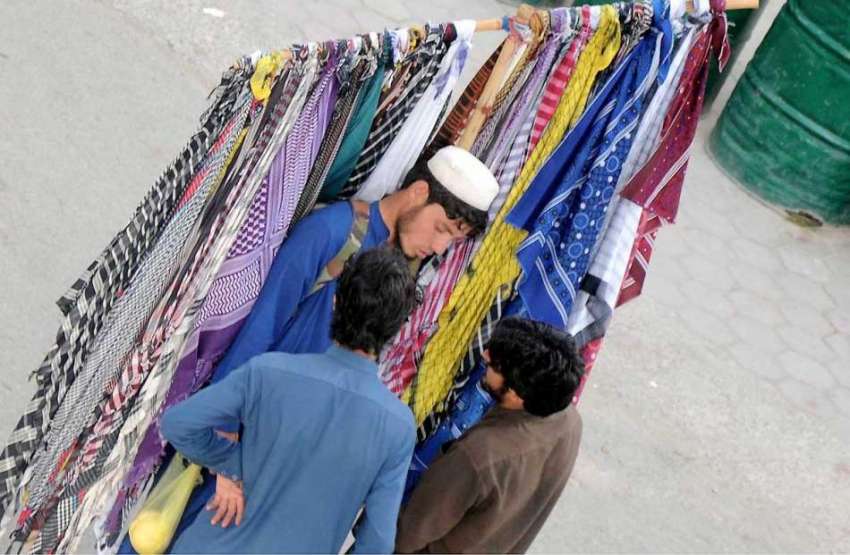 راولپنڈی: محنت کش مری روڈ پر دھوپ سے بچاؤ کے رومال فروخت ..