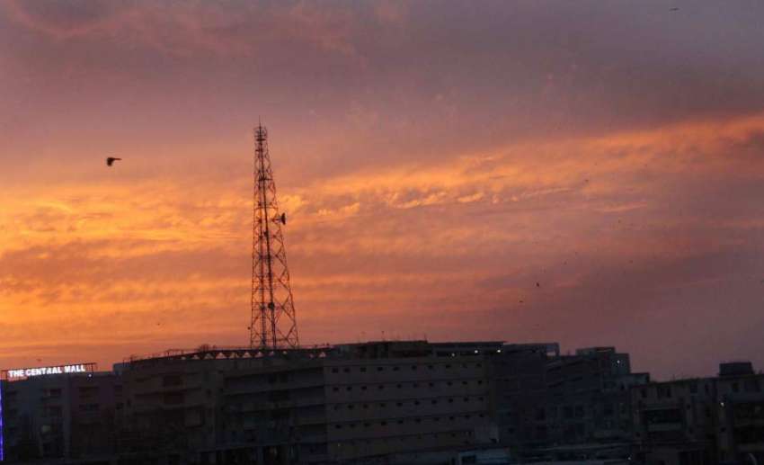 کراچی: صوبائی دارالحکومت میں آسمان پر چھائے بادلوں کا منظر۔