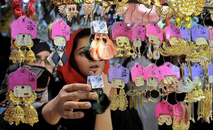 راولپنڈی: موتی بازار میں خواتین عید کے لیے جیولری خرید رہی ..