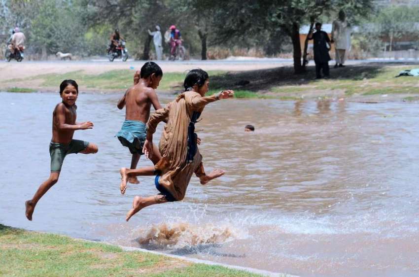 ملتان: بچے گرمی کی شدت کم کرنے کے لیے نہر میں نہا رہے ہیں۔