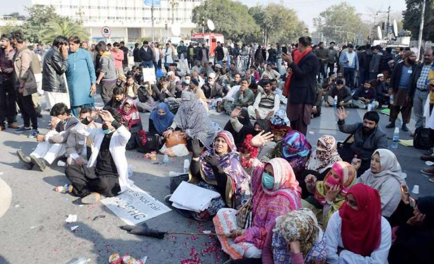 لاہور: پیرا میڈیکل سٹاف نے اپنے مطالبات کے حق میں مال روڈ ..