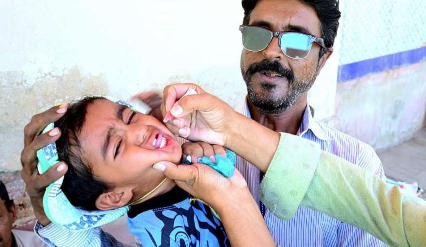 حیدر آباد: انسداد پولیو مہم کے دوران ایک بچے کو پولیو کے ..