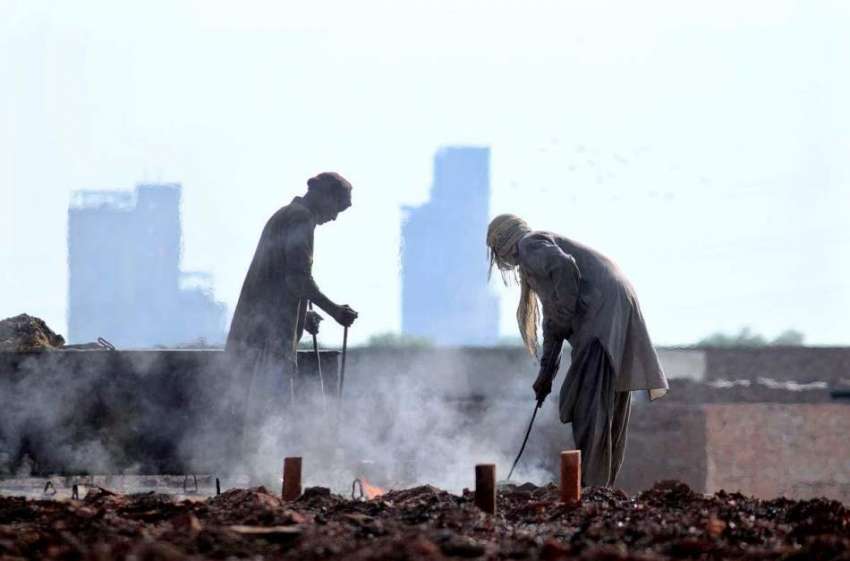 ملتان: مزور بھٹہ میں اینٹیں پکانے کے لیے کوئلہ ڈال رہے ہیں۔