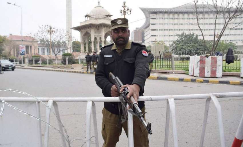 لاہور: پنجاب اسمبلی اجلاس کے موقع پر پولیس اہلکار داخلی ..