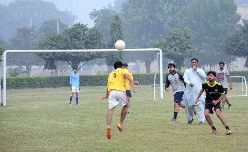فیصل آباد: نوجوان واپڈا سٹی گراؤنڈ میں فٹ بال کھیلنے میں ..