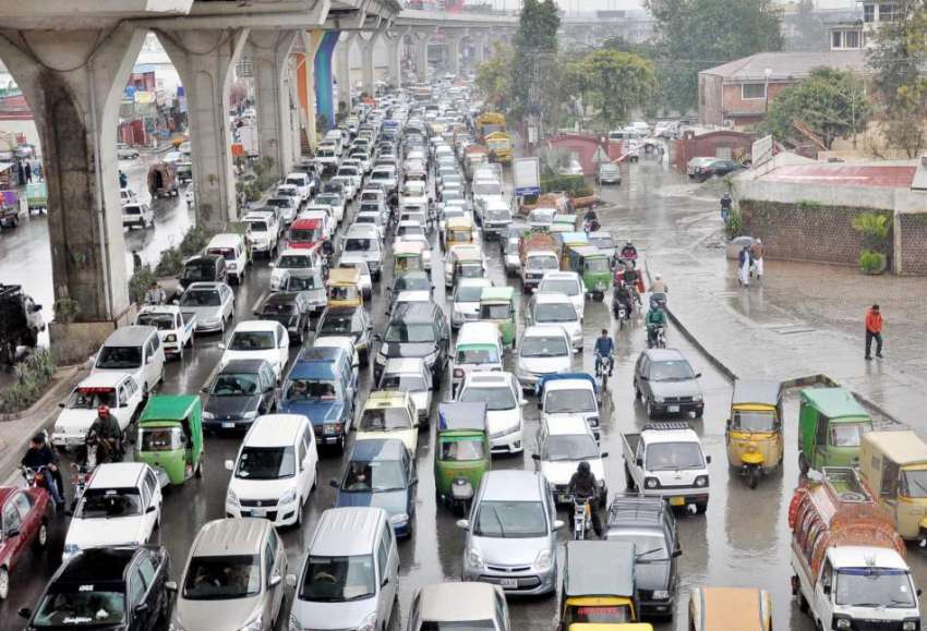 راولپنڈی: مری روڈ پر شدید ٹریفک جام کا منظر۔