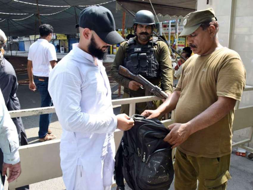 لاہور: پولیس اہلکارمسجد شہداء میں نماز جمعہ کی ادائیگی کیلئے ..