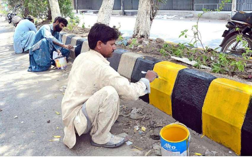حیدر آباد: مزدور سڑک کنارے لگاے بلاکس کو رنگ کرنے میں مصروف ..