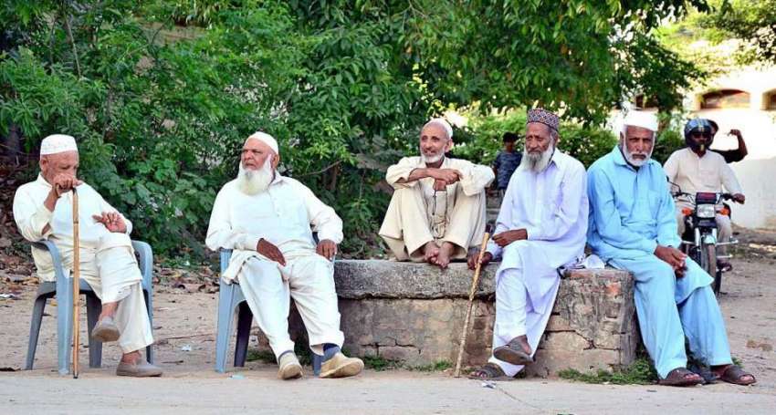 اسلام آباد: وفاقی دارالحکومت میں معمر شہری درخت کے سائے ..