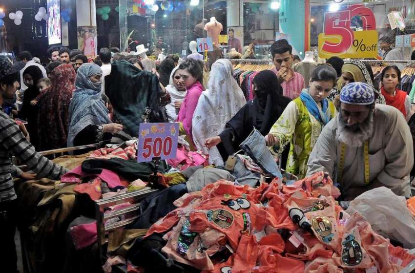راو لپنڈی: راجہ بازار سے شہری عید کی خریداری کر رہے ہیں۔