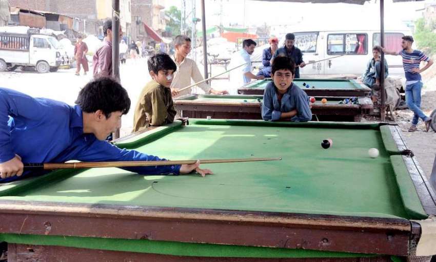 راولپنڈی: پیر ودھائی کے علاقے نالہ لئی کنارے بچے سنوکر کھیل ..