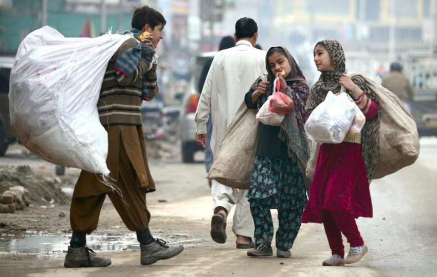 راولپنڈی: خانہ بدوش نوجوان اور لڑکیاں کارآمد اشیاء جمع کیے ..