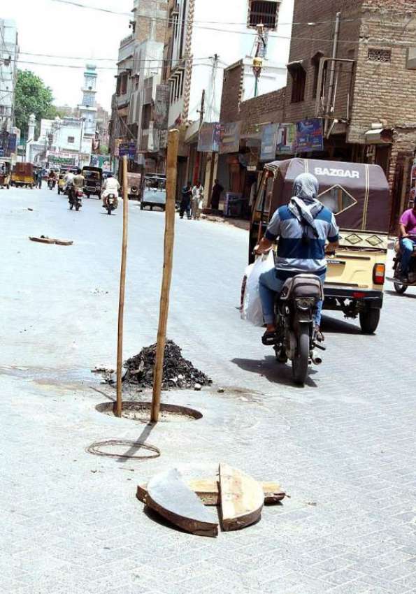 حیدر آباد: سڑک کے درمیان کھلا مین ہول کسی حادثے کا سبب بن ..