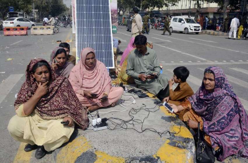 لاہور: مال روڈ پر احتجاج میں شریک لیڈی ہیلتھ ورکرز سولر سسٹم ..