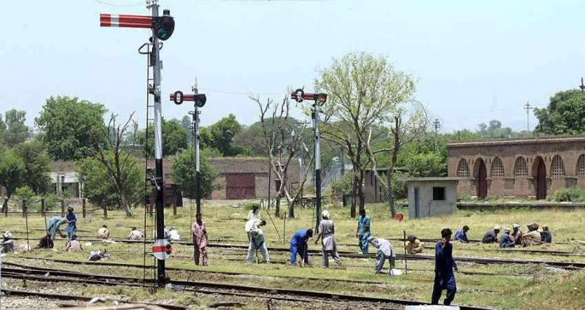 راولپنڈی: ریلوے اہلکار ٹریک کی مرمت کے کام میں مصروف ہیں۔