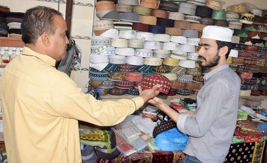 لاہور: رمضان المبارک کے آغاز پر ایک شہری نماز کی ادائیگی ..
