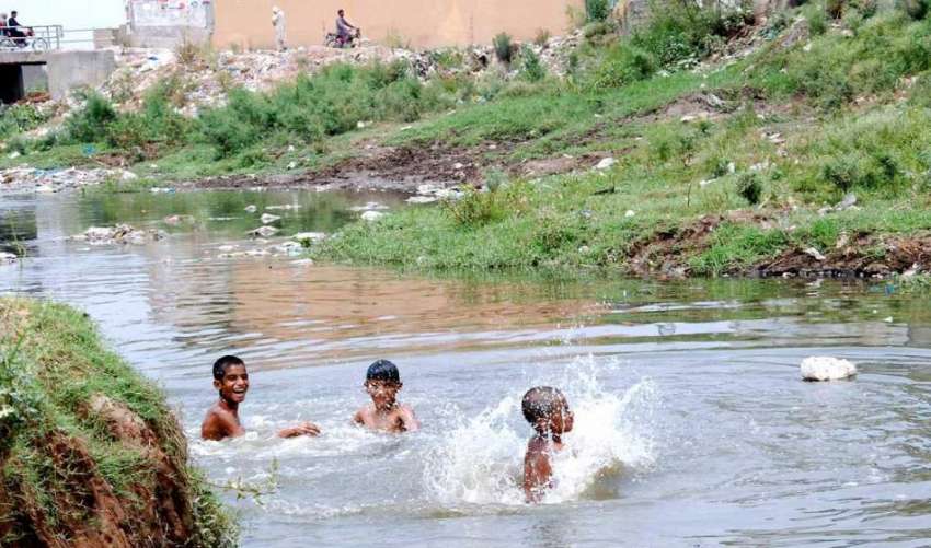 اسلام آباد: بچے نالے کے گندے پانی میں نہا رہے ہیں جو مضر صحت ..