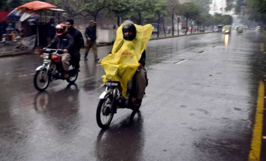 لاہور: موٹر سائیکل سوار شہری نے بارش سے بچنے کے لیے پلاسٹ ..