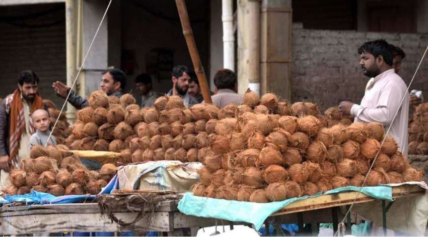 راولپنڈی: ریڑھی بان اناریل سجائے گاہکوں کا منتظر ہے۔
