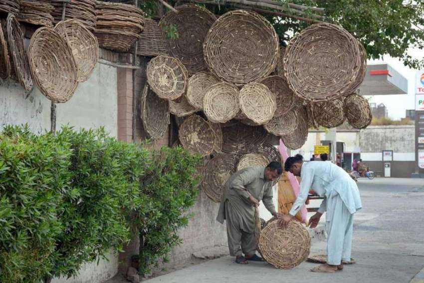 فیصل آباد: دکاندار روایتی انداز سے بنائی گئی ٹوکریاں فروخت ..