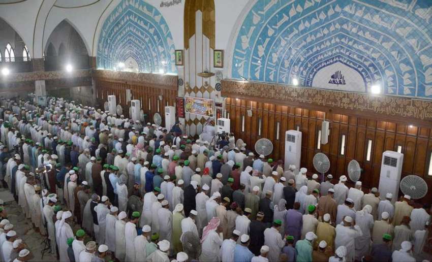 لاہور: شہری داتا دربار مسجد میں نمازجمعہ ادا کر رہے ہیں۔