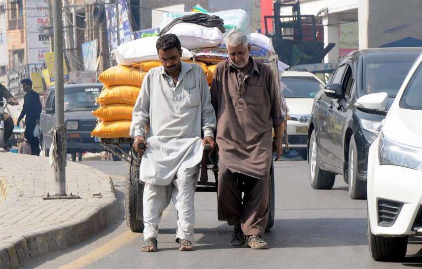 راولپنڈی: محنت کش ہتھ ریڑھے پر بھاری سامان لا دھے مری روڈ ..