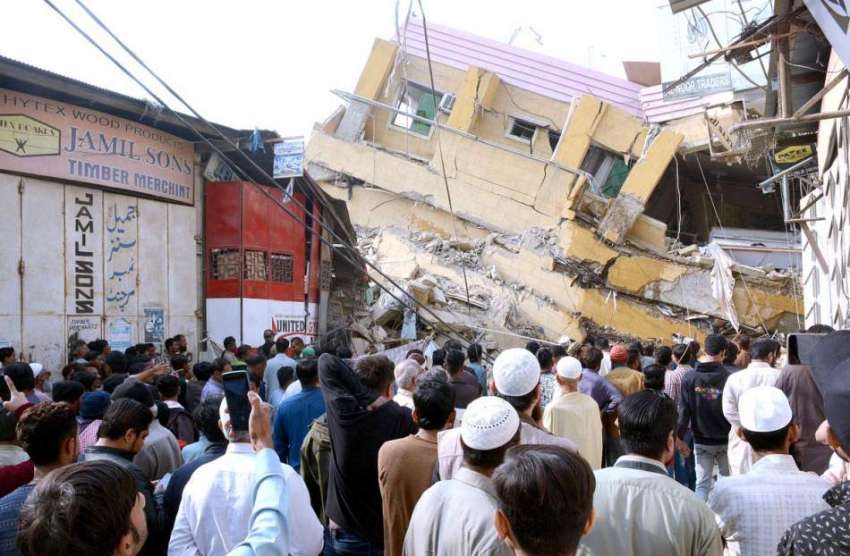 کراچی: رانچور لائن ایریا میں عمارت گرنے کے بعد رہائشی عمارت ..