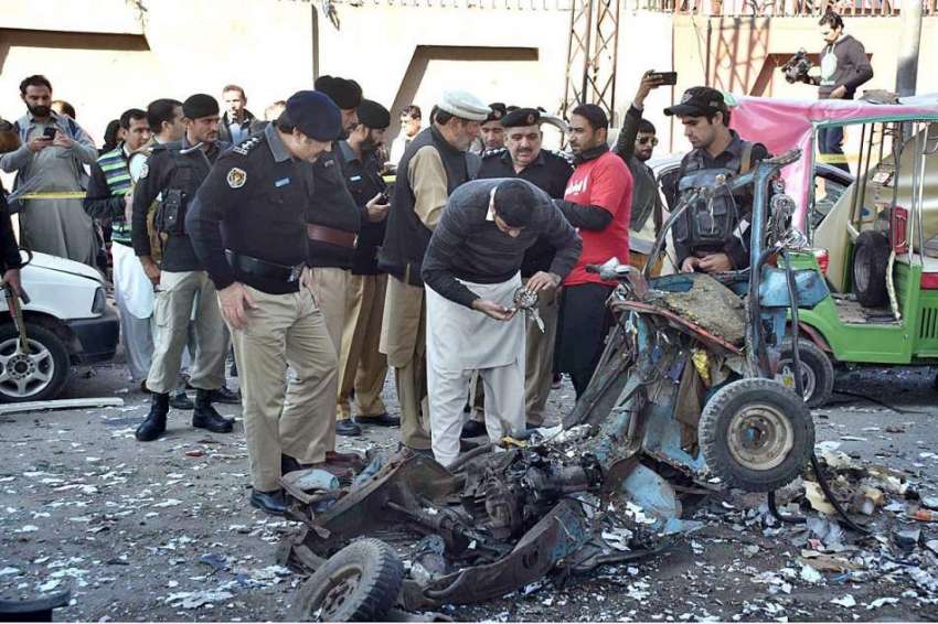 پشاور: بی ڈی ایس حکام پشاور ہائی کورٹ کے سامنے آٹو رکشہ میں ..