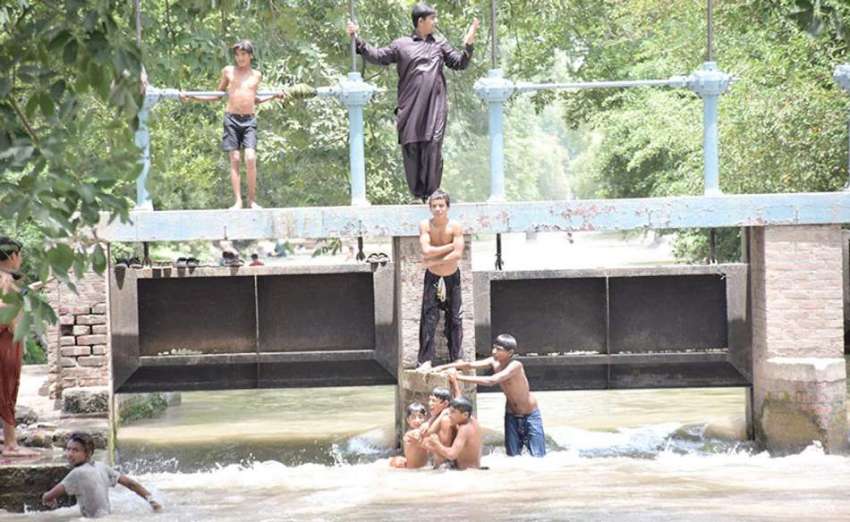 لاہور: بچے گرمی کی شدت کم کرنے کے لیے نہر میں نہا رہے ہیں۔