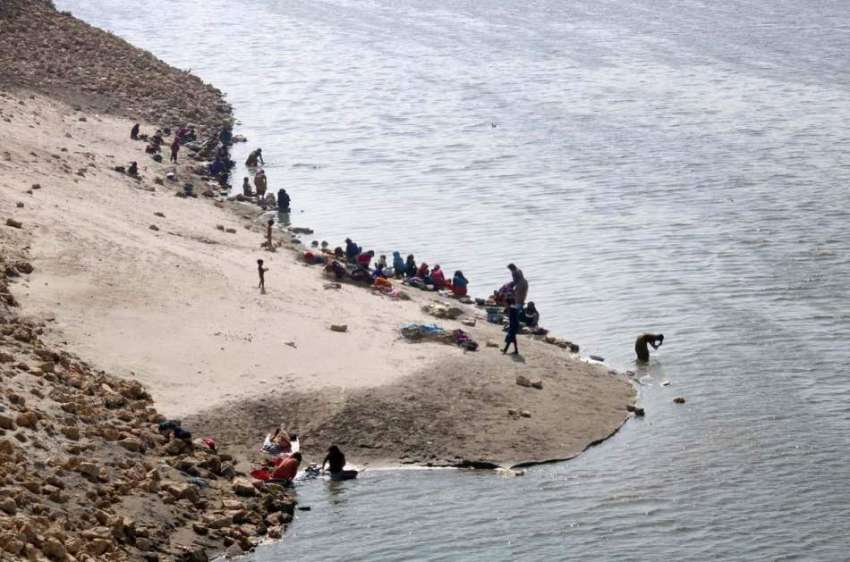حیدرآباد: دیہاتی خواتین دریا کنارے کپڑے دھو رہی ہیں۔
