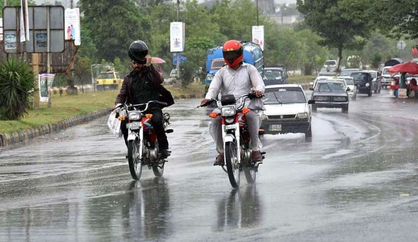 اسلام آباد: موٹر سائیکل دوران بارش اپنی منزل کی جانب رواں ..