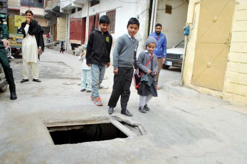 راولپنڈی: سڑک کے درمیان کھلا مین ہول کسی حادثے کا سبب بن ..