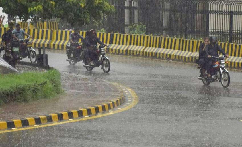 لاہور: صوبائی دارالحکومت میں ہونے والی موسلا دھار بارش کے ..
