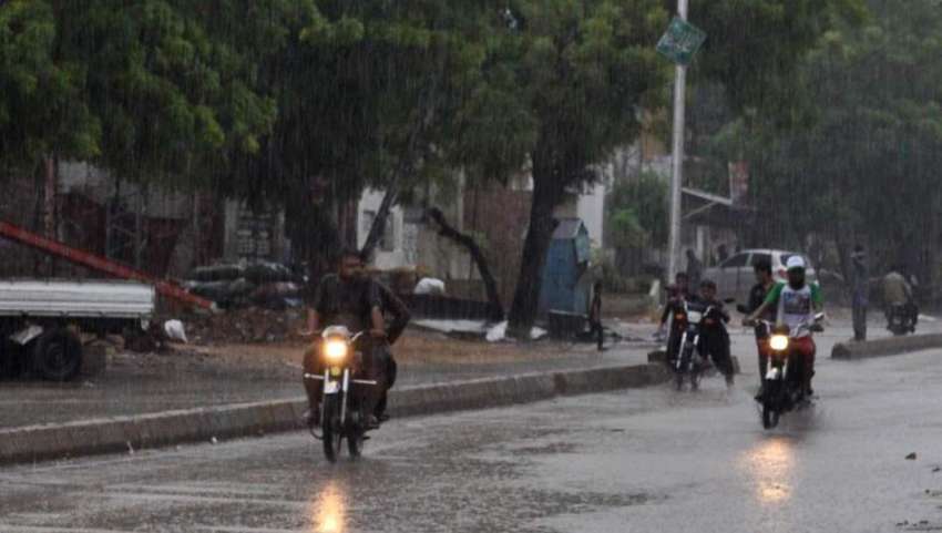 حیدر آباد: بارش کے دوران موٹر سائیکل سوار اپنی منزل کی طرف ..