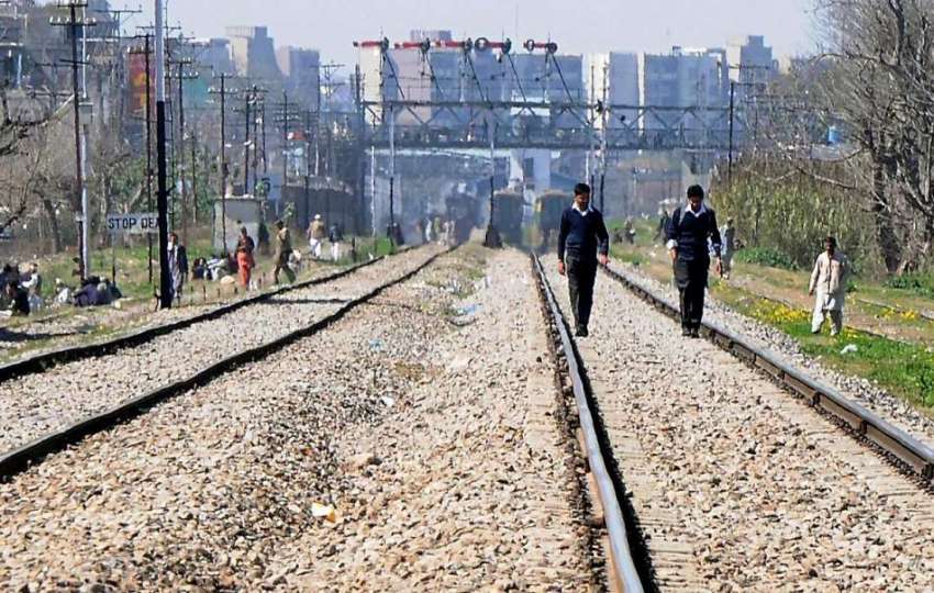 راولپنڈی: مریڑ ریلوے ٹریفک پر طالبعلم کسی خطرے کی پرواہ ..