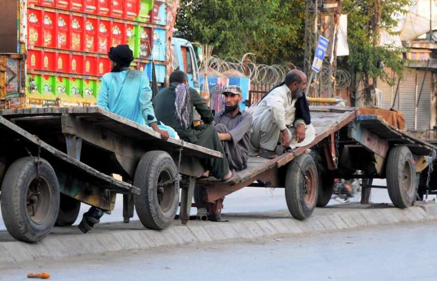 راولپنڈی: محنت کش ہتھ ریڑھیوں پر مزدوری کے انتظار میں بیٹھے ..
