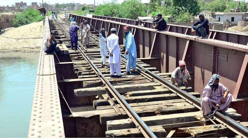 حیدر آباد: ریلوے اہلکار ریلوے ٹریک کی مرمت میں مصروف ہیں۔