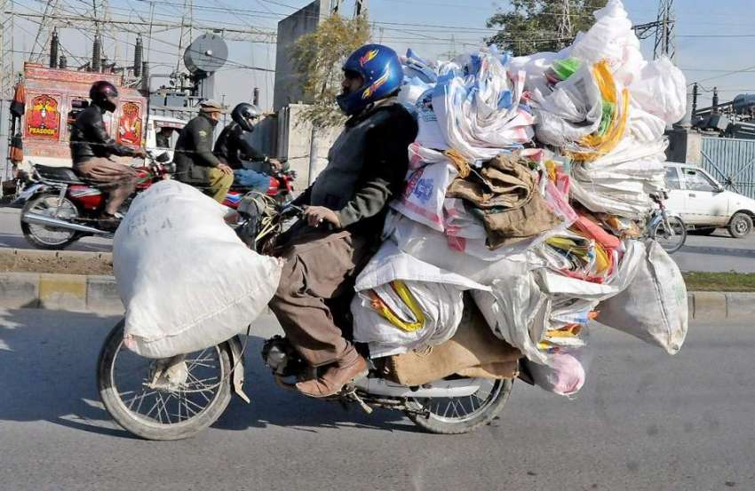 راولپنڈی: موٹر سائیکل سوار سامان اوورلوڈ کئے مڑیڑ چوک سے ..