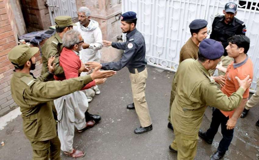 لاہور: پولیس اہلکار قائد حزب اختلاف حمزہ شہباز کی گاڑی کیساتھ ..