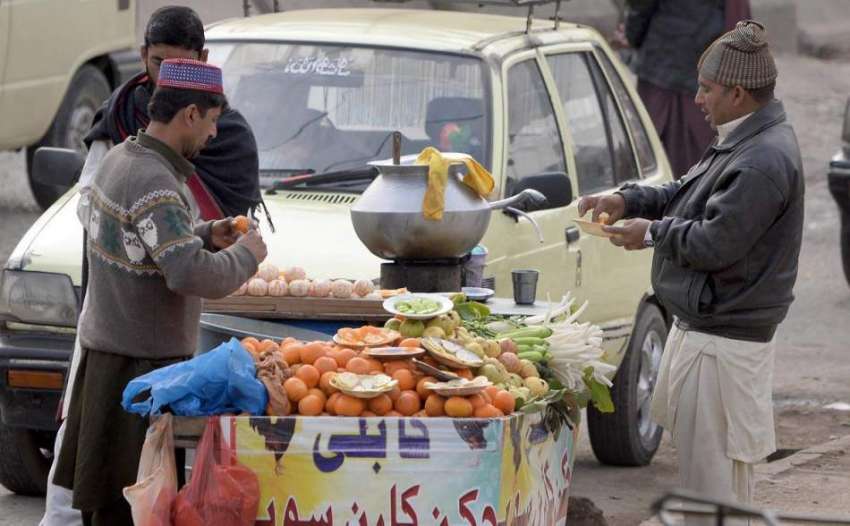 راولپنڈی: ریڑھی بان کینو فروخت کر رہا ہے۔