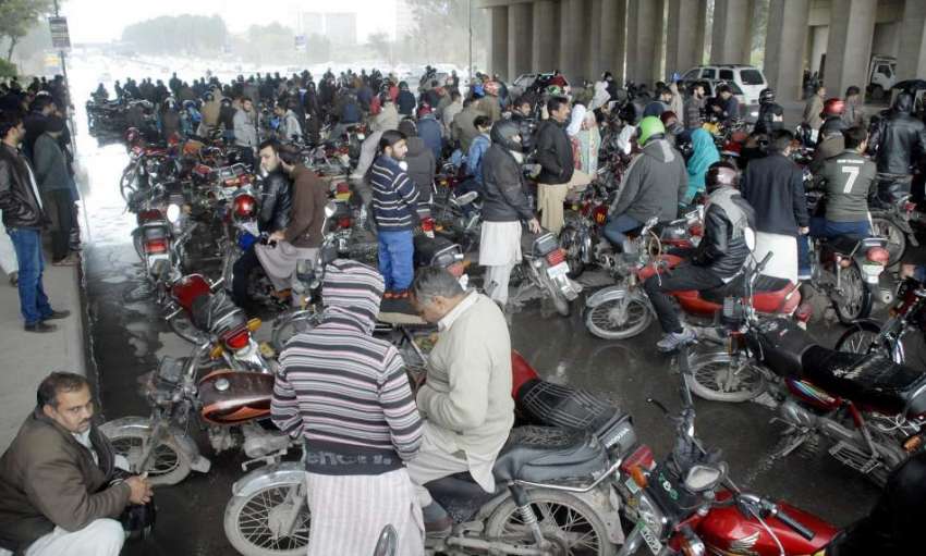 اسلام آباد: موٹر سائیکل سوار بارش سے بچنے کے لیے زیرہ پوائنٹ ..