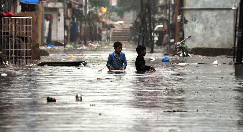 راولپنڈی: شہر میں ہونے والی موسلا دھار بارش کے بعد جمع شدہ ..